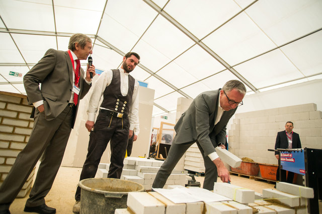 OB Dr. Peter Kurz zeigt als Maurer sein Können. | Foto: Gaier