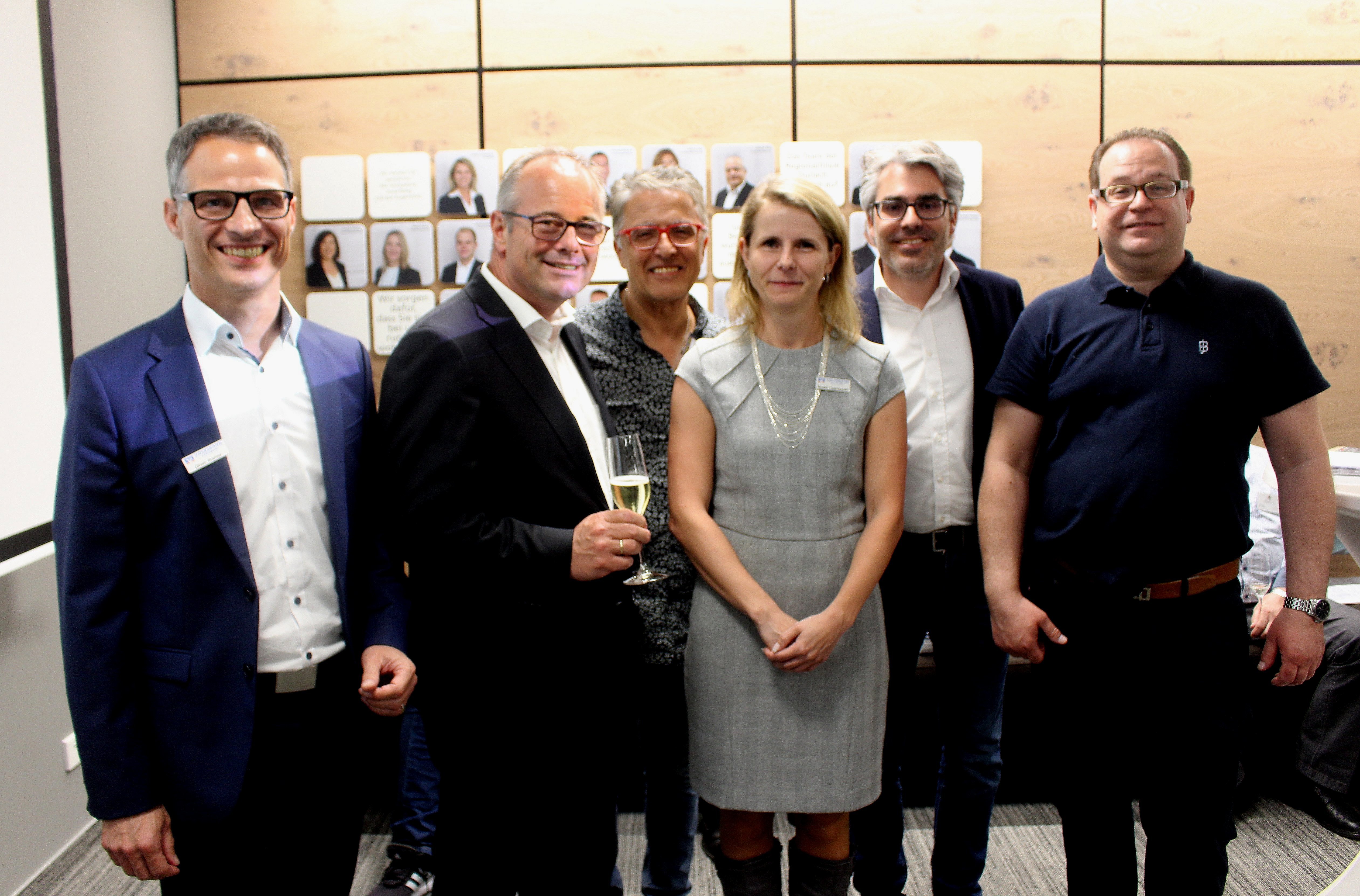 Forum in der neuen „Volksbank“-Filiale: Filialdirektor Oliver Kramer (l.) mit seinen Kollegen sowie „Durlacherleben“-Vorsitzender Marcus Fränkle (2. v. r.) mit seiner Vorstandschaft.