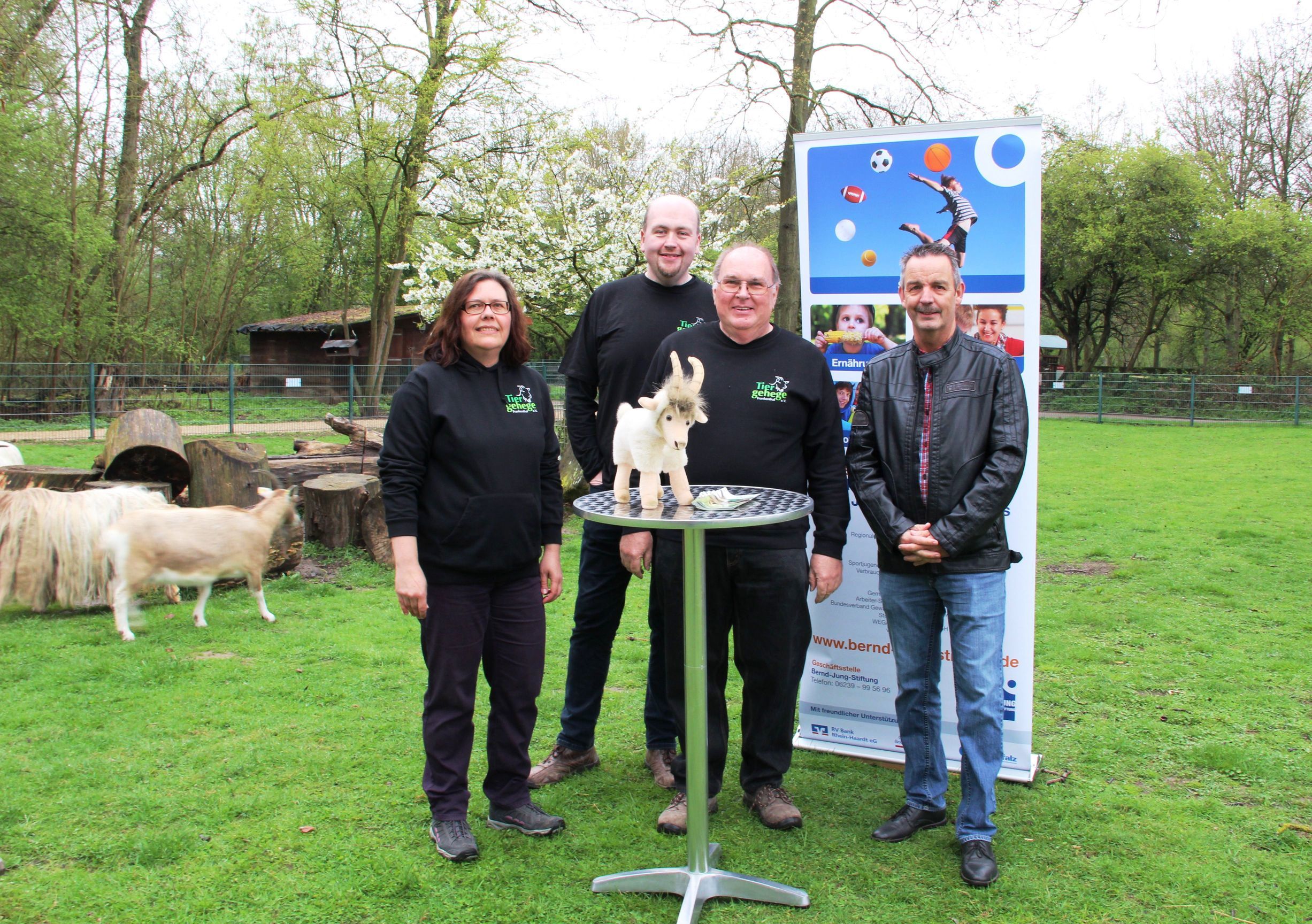 Freuen sich auf die Zusammenarbeit, von links: Marion Merzbacher, Bernd Kühn, Hans-Georg Schwarz (Vorstand Tiergehege Frankenthal), Harald Stark Geschäftsführer Bernd-Jung-Stiftung.