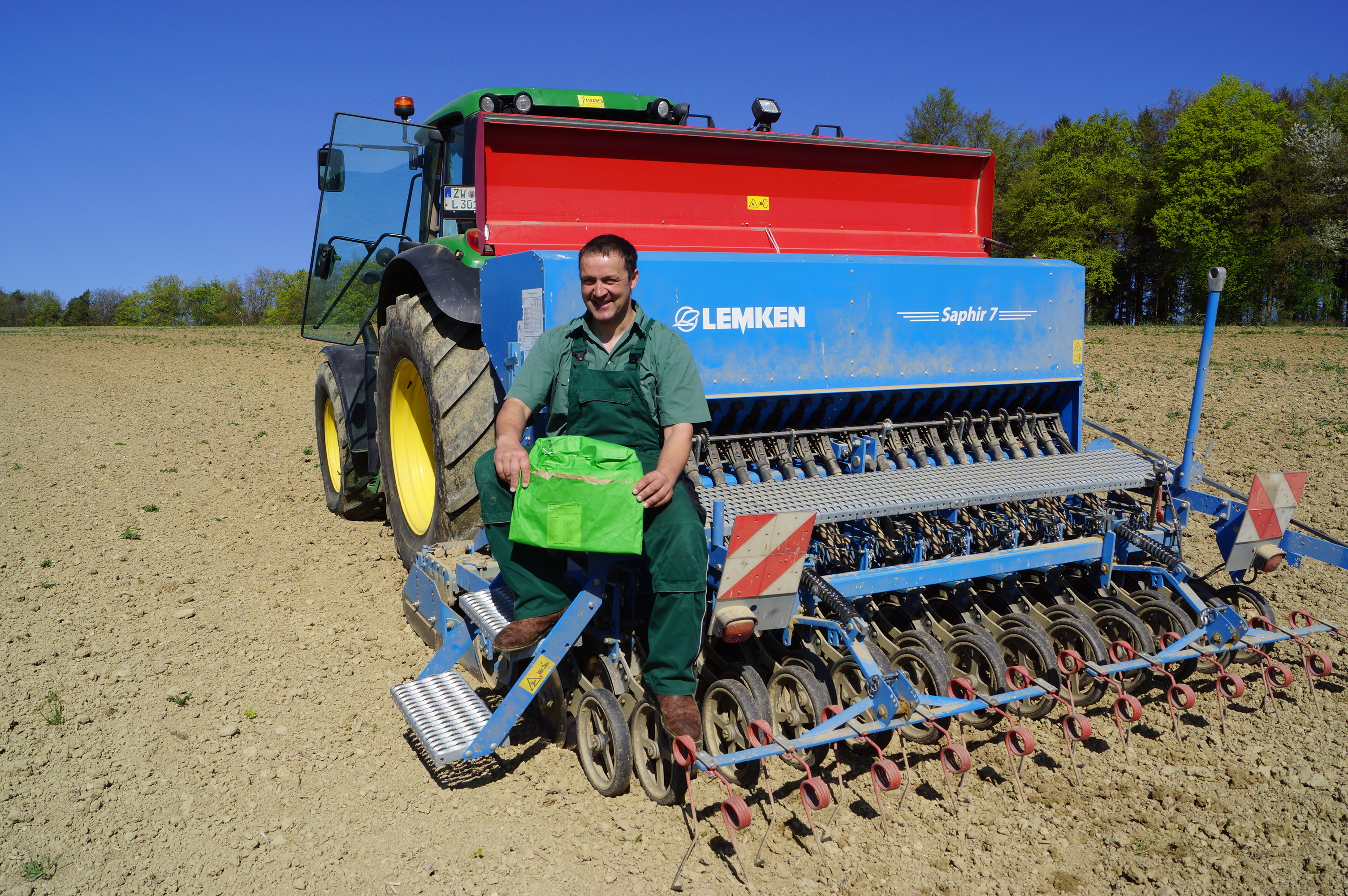 Kooperation mit der Theyson-Stiftung: Landwirt Rolf Lehmann mit Saatgutbeutel. Foto: ps