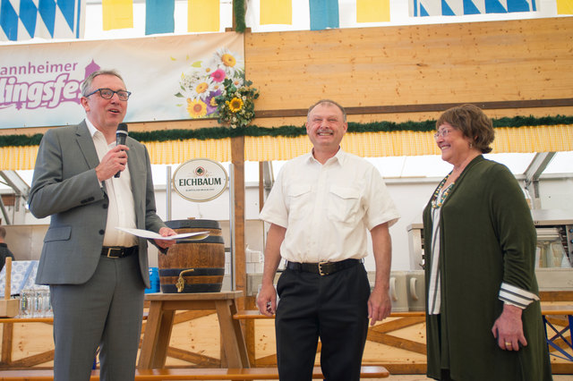 OB Dr. Peter Kurz und Stefany Goschmann ehren der ehemaligen Feuerwehr-Kommandanten Thomas Schmitt mit der Goldene Ehrennadel des Maimarktes.  | Foto: Gaier
