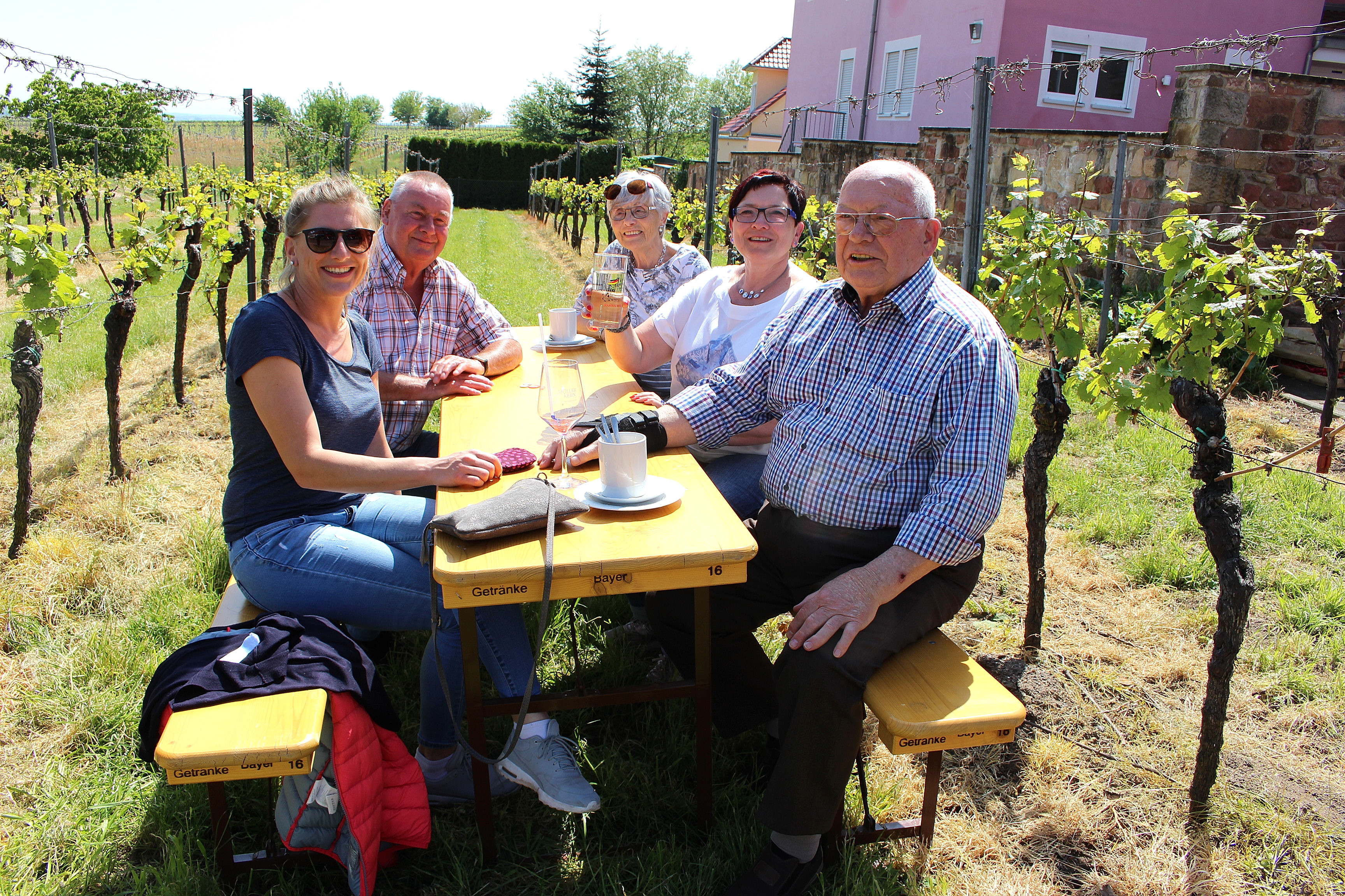 Das Andergasser Fest lockte am Sonntagnachmittag bei strahlendem Sonnenschein mit seinen herrlichen Sitzgelegenheiten mitten im Wingert.