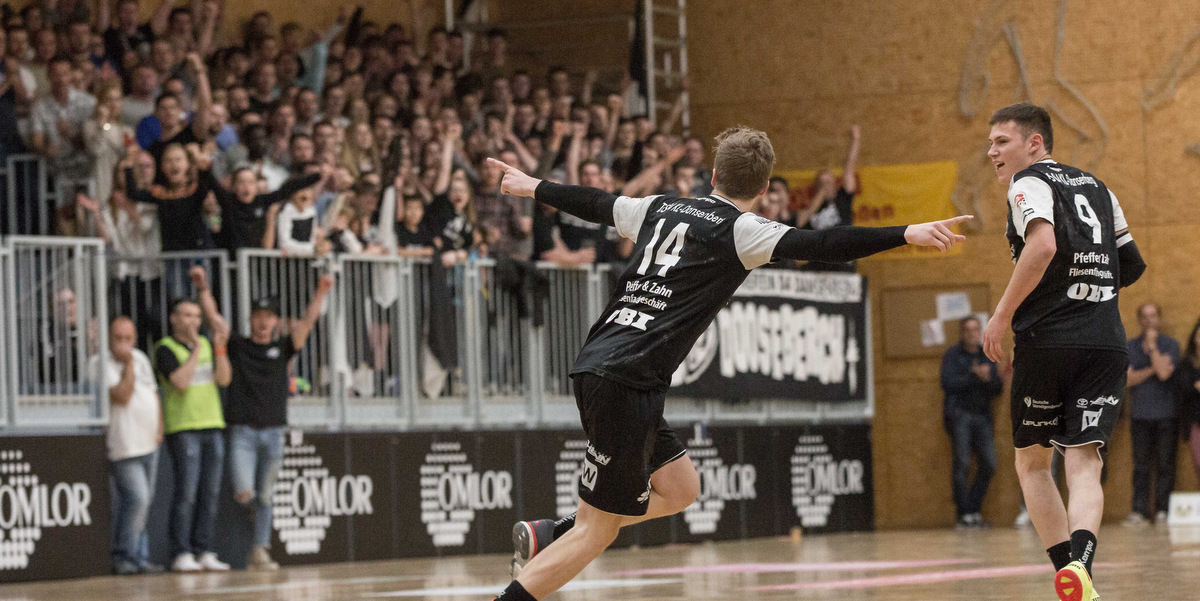 Alexander Schulze jubelt mit den Fans.
