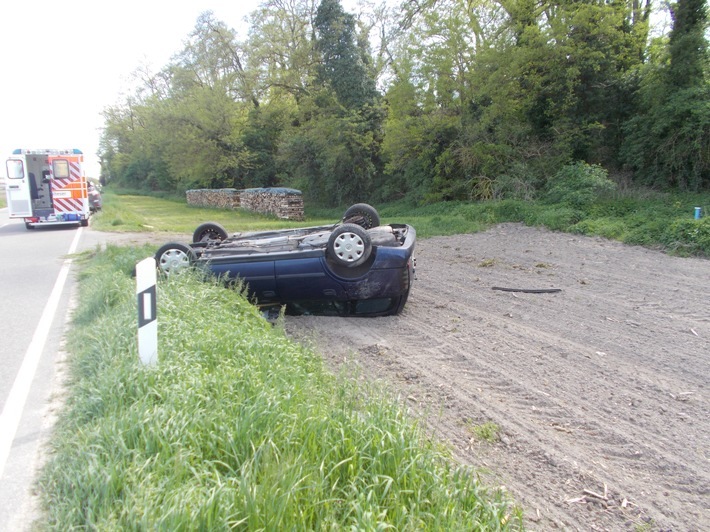 Zwischen Kuhardt und Neupotz überschlug sich ein 50-Jähriger Opelfahrer.