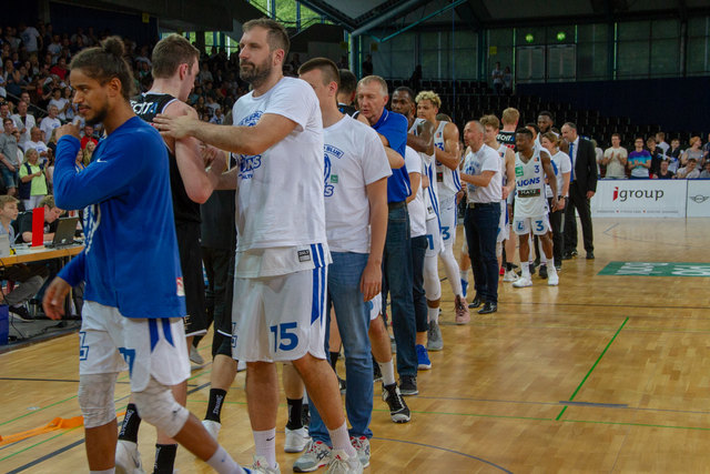 Shakehands der Spieler nach dem Spiel | Foto: wow.pics.ka