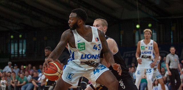 Ein starker Cyrus Tate führt den Ball | Foto: wow.pics.ka