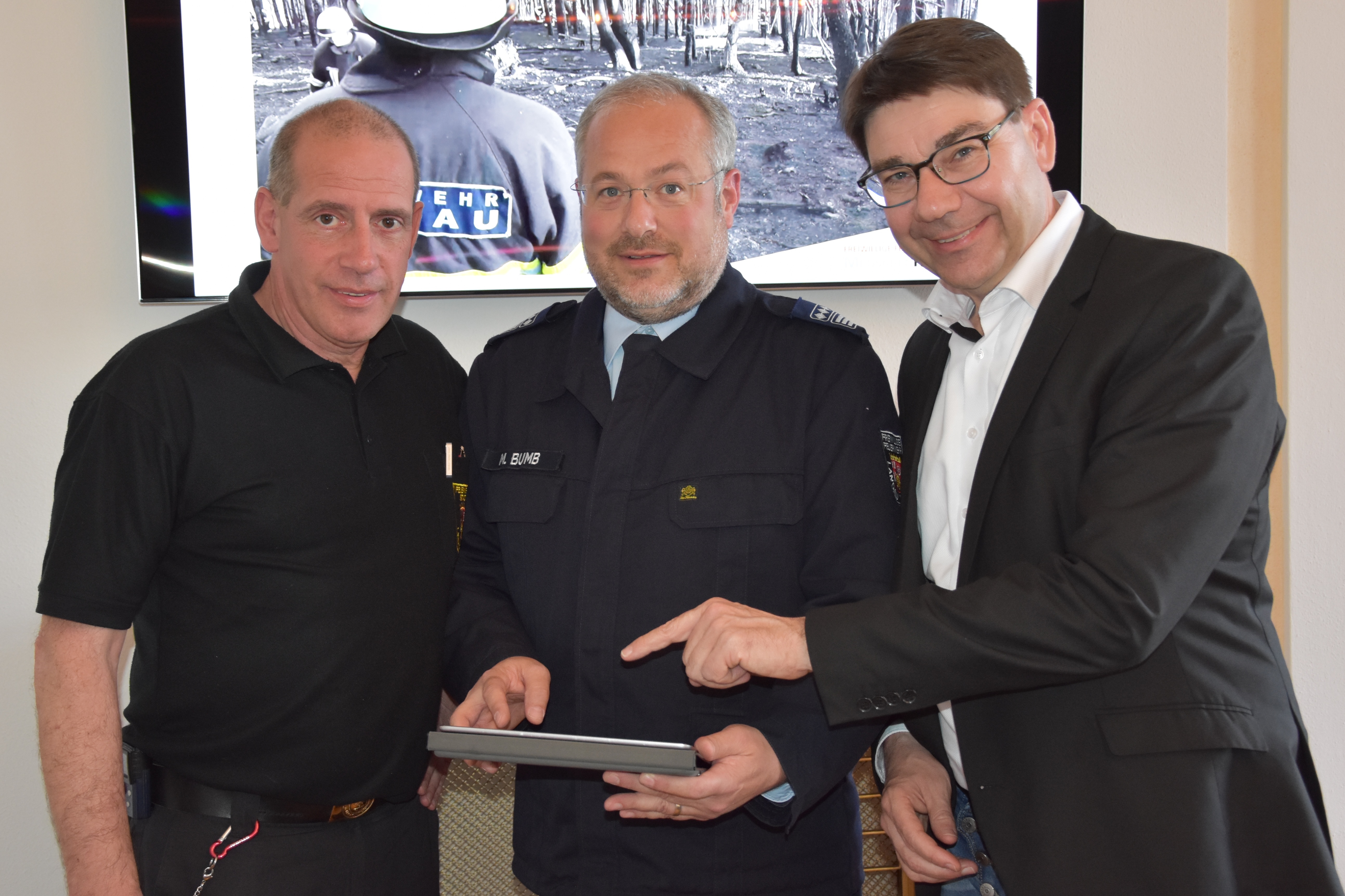 Stadtfeuerwehrinspekteur Dirk Hargesheimer, dessen Stellvertreter Michael Bumb und Oberbürgermeister Thomas Hirsch (v.l.n.r.) bei der Vorstellung des Jahresberichts der Freiwilligen Feuerwehr Landau für 2017. Foto: stp