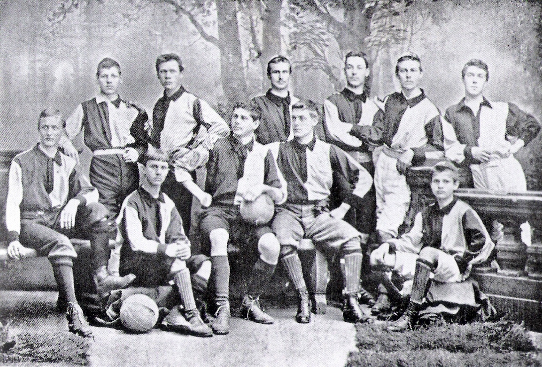 Das Mannschaftsbild der "Karlsruher Kickers", gegründet 1893 - anlässlich der "Meisterschaft des Kontinents 1895": Stehend von links: König, Ernst Langer, Grenier, Roth, Strube, Moormann / Sitzend von links: Ivo Schricker, Erwin Schricker, Walther Bensemann, Hall und Fritz Langer