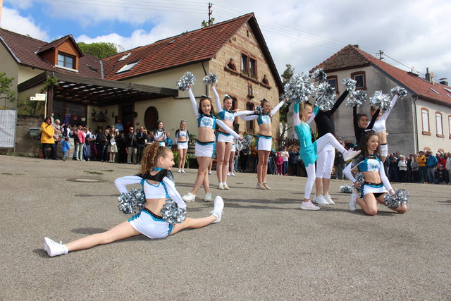 Asphalt-Akrobatik mit den Cheerleaders. | Foto: Foto: Pacher