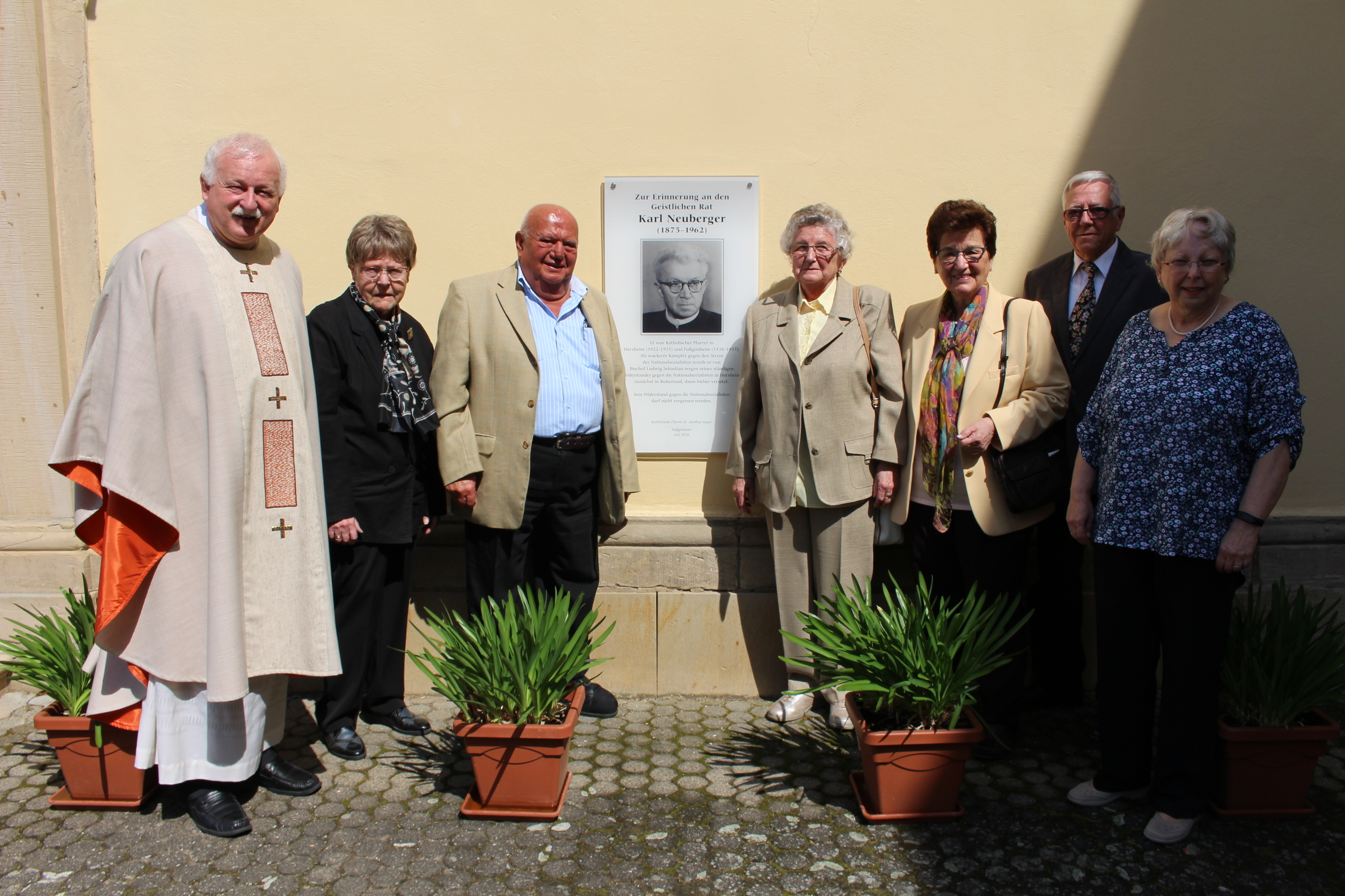 Rechts Rainer und Christel Dettling (60 Jahre), Hertha Stoehr, Ellerstadt, Roswitha Weimann, Karl Freidel, Marliese Sobetz, (alle 70 Jahre), Pfarrer Raimund Röther. Kommunionspender war Pfarrer Karl Neuberger. Foto: Privat