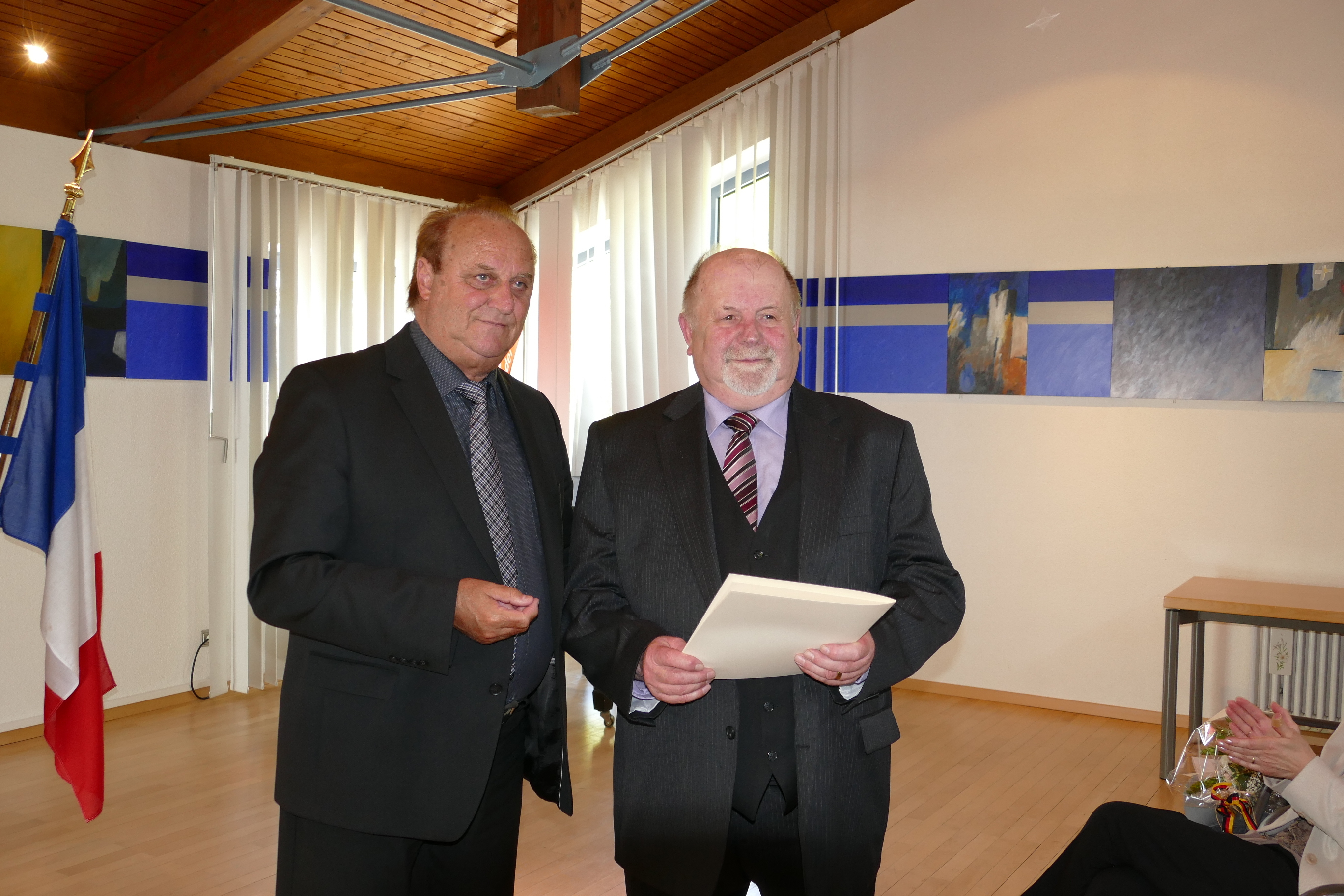 Der Minister des Innern, Bauen und Sport im Saarland, Klaus Bouillon überreicht Hermann Josef Schneider aus Reitscheid (re) die Bundesverdienstmedaille.