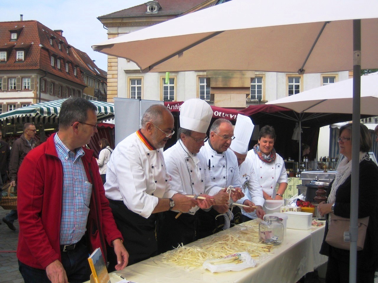 Kulinarisch helfen: Beim Club der Köche Südpfalz geht (Nächsten-) Liebe durch den Magen. Foto: Club der Köche Südpfalz e.V.