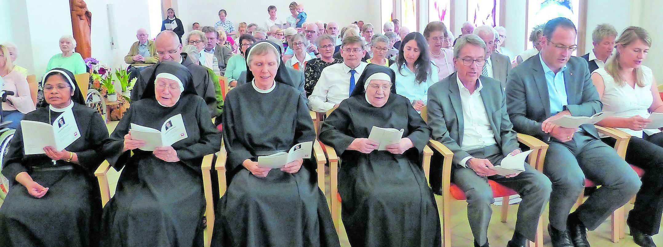 Eucharistiefeier in der Kapelle des Maria Frieden Pflegezentrums.