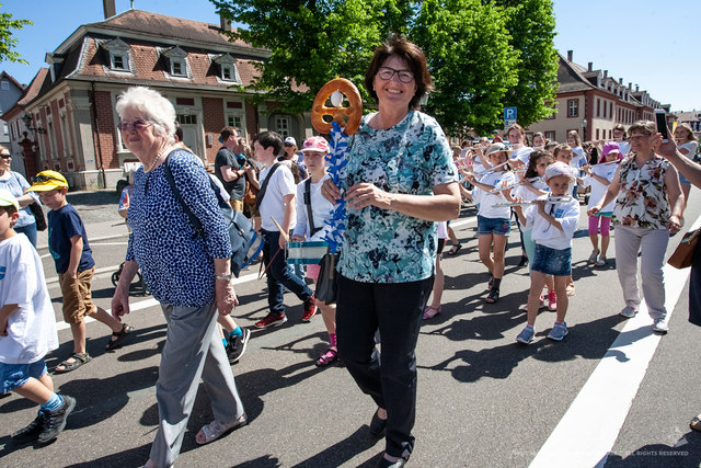 Auch Oberbürgermeisterin Cornelia Petzold-Schick lief mit dem traditionellen Brezelstecken beim Sommertagszug mit. | Foto: Paul Needham