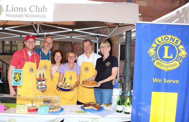 Der Lions-Club mit Kuchen- und Weinverauf zugunsten des Projekts "Wasser in die Stadt". | Foto: Pacher