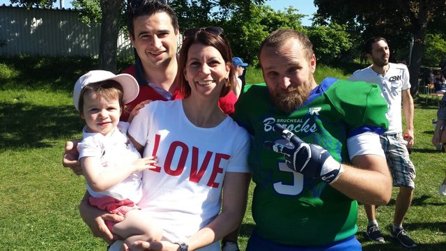 "Wochenblatt"-Gewinnerin Alexandra Schwachhofer mit ihrer Familie und einem "Barocks" beim Siegerfoto | Foto: privat