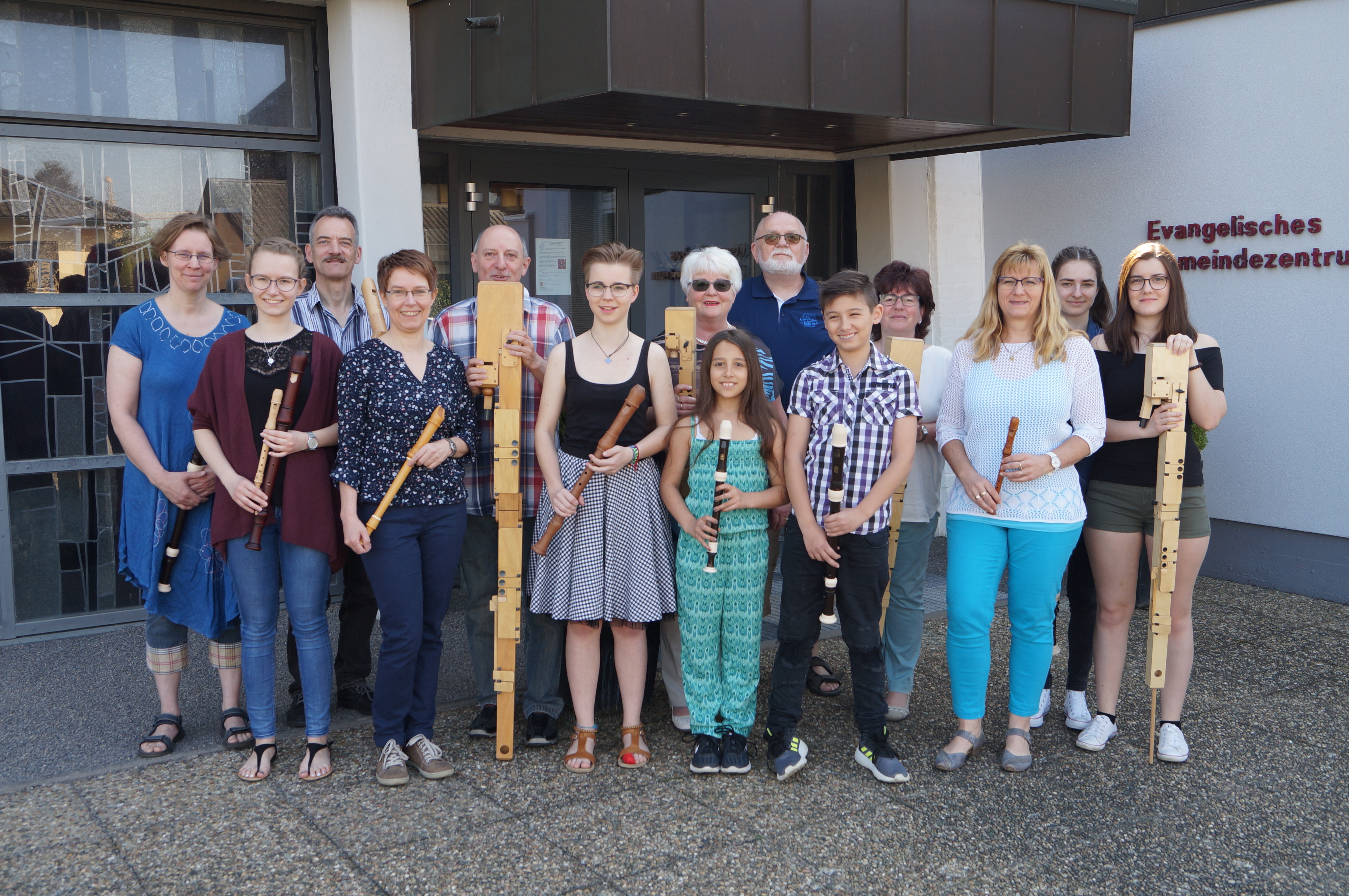Der evangelische Flötenchor spielt eine Serenade.