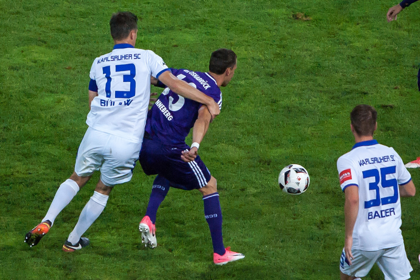 Szene aus dem Spiel des KSC gegen Osnabrück
