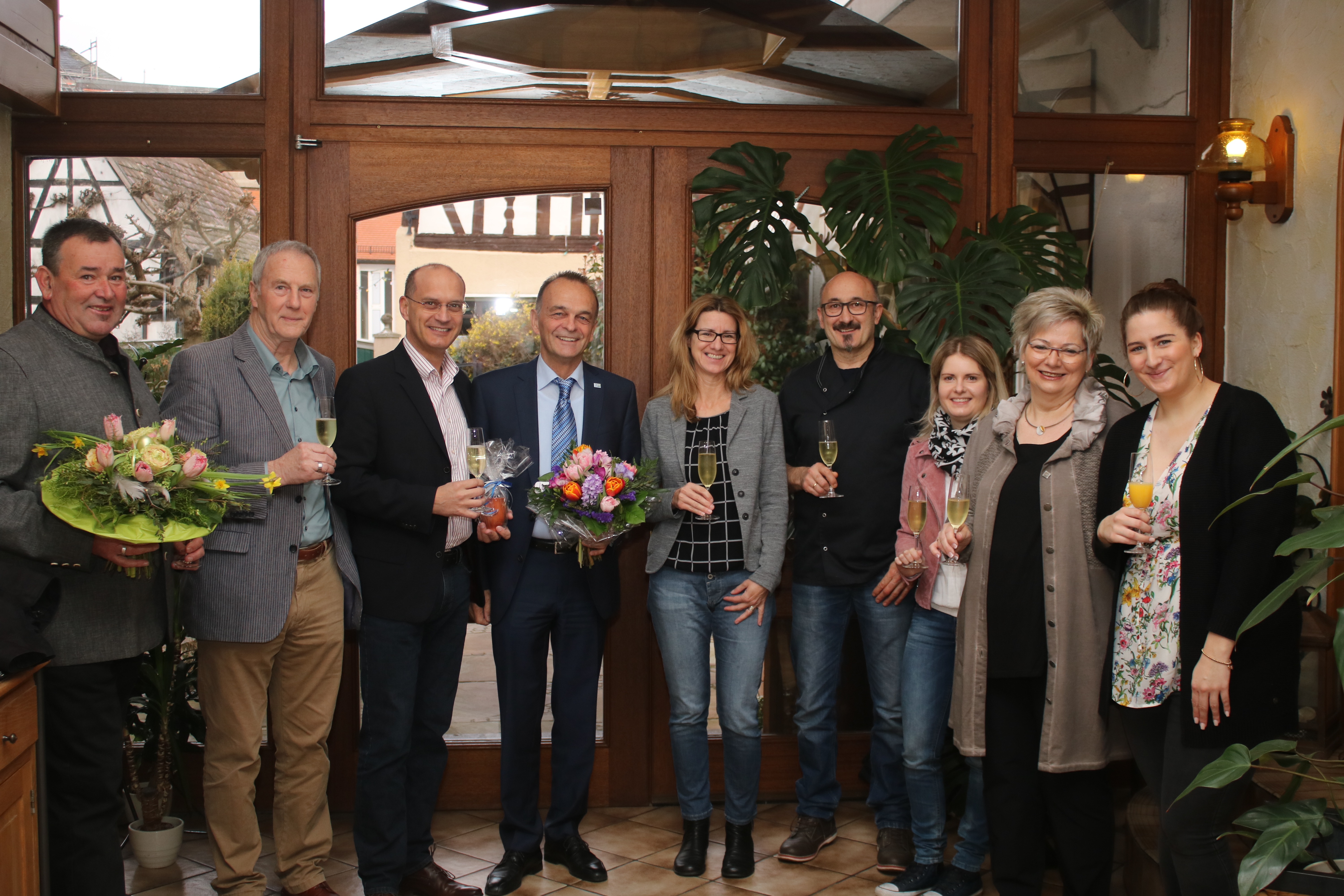 Die Urkundenübergabe erfolgte im Rahmen einer kleinen Feierstunde: v.l.n.r.: Ortsbürgermeister Roland Bellaire, Ortsbeigeordneter Gerfried Sand, Bürgermeister Karl Dieter Wünstel, Landrat Dr. Fritz Brechtel, Silke Wiedrig (Südpfalz Tourismus Landkreis Germersheim), Manfred Kreger, Christina Bayer (Südpfalz Tourismus Landkreis Germersheim), Ulrike Kreger, Sophia Kreger