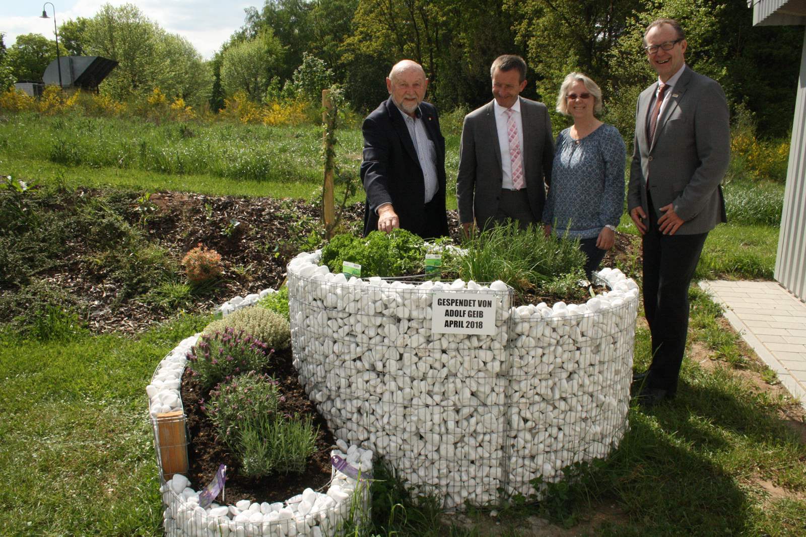 Übergabe der Kräuterschnecke an das Hospiz
