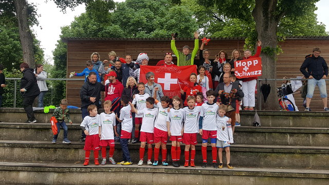 So sehen Sieger aus! Die Schweiz mit ihrer Fankurve gewinnt das Vorrundenturnier in Landau. | Foto: Goepfrich 