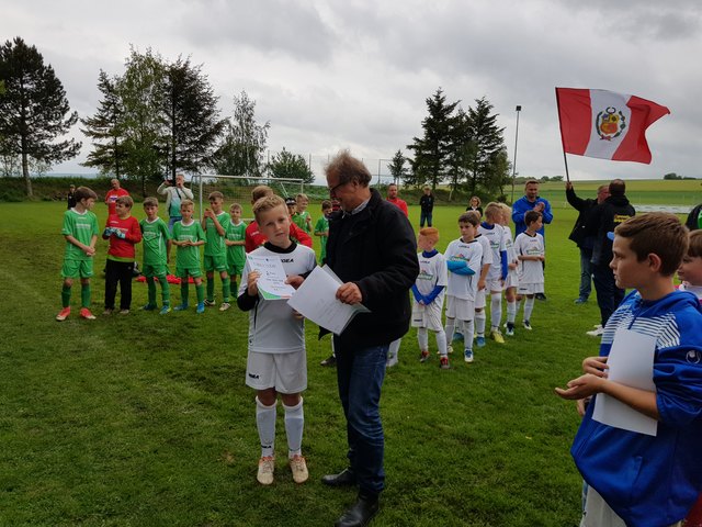 Urkundenübergabe an den  FK Pirmasens -Peru | Foto: Claudia Horn
