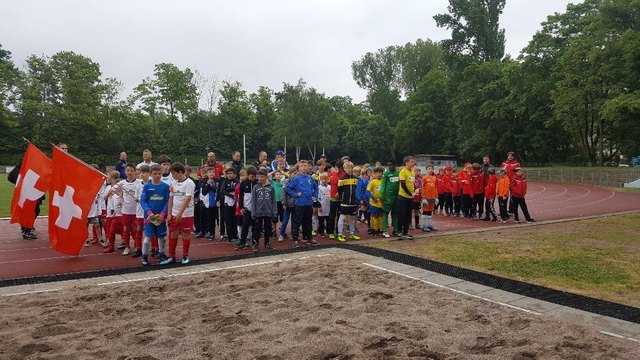 Alle Teams warten gespannt auf die Siegerehrung.  | Foto: Goe