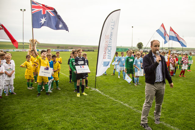 Der Cheforganisator vom Wochenblatt Tobias Ehrenberg begrüßte Spieler und Gäste auf dem Platz des TuS Stetten. | Foto: Roland Kohls