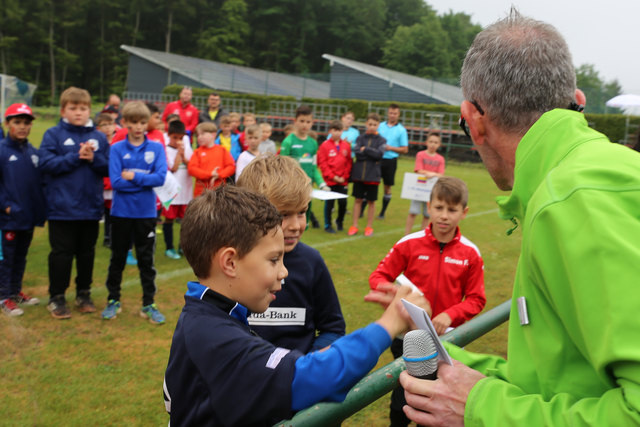 Gleich sieben Spieler hatten das gleich gute Ergebnis beim Torwandschießen. | Foto: Jens Vollmer
