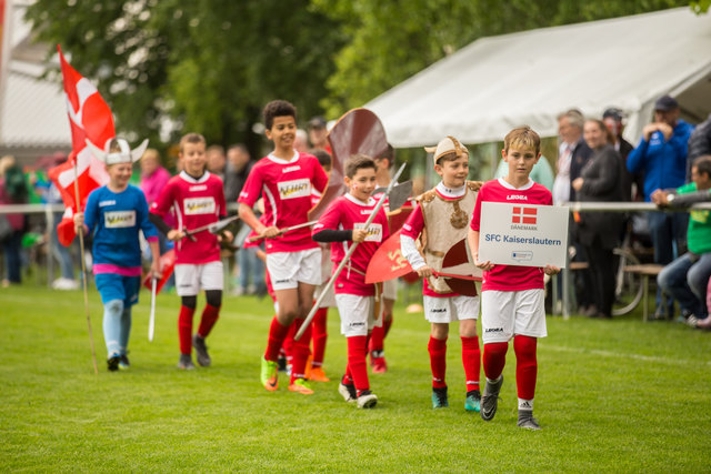 Einlaufen zur dänischen Ntionalhymne: FSC Kaiserslautern als Wikinger. | Foto: Roland Kohls