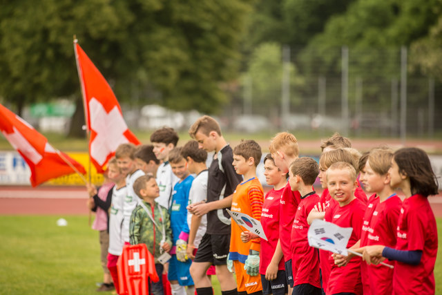 Aufstellung vor dem Finale: Schweiz vs. Süd Korea oder JSG Römerberg gegen FC 23 Hambach. | Foto: Roland Kohls