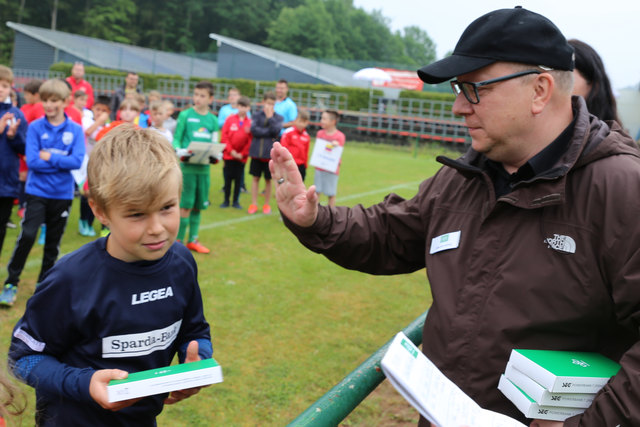 Gleich sieben Spieler hatten das gleich gute Ergebnis beim Torwandschießen. | Foto: Jens Vollmer