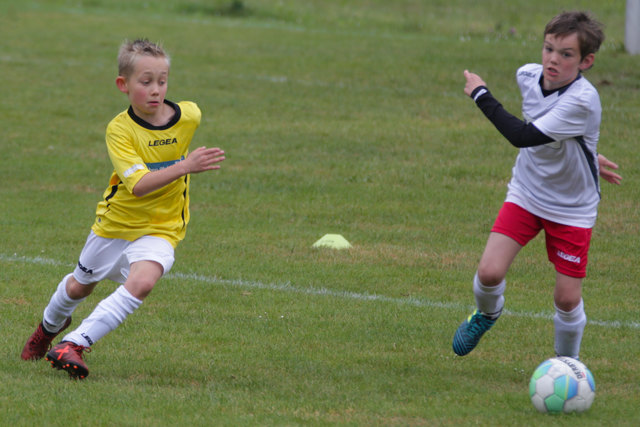 Spurt zum Ball, wer erreicht zuerst das Leder? | Foto: Jens Vollmer