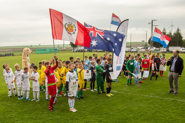 Der Cheforganisator vom Wochenblatt Tobias Ehrenberg begrüßte Spieler und Gäste auf dem Platz des TuS Stetten. | Foto: Roland Kohls