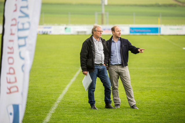 Letzte Absprachen zwischen Wochenblatt-Chefredakteur Ulrich Arndt und dem Cheforganisator vom Wochenblatt Tobias Ehrenberg vor dem Turnierstart in Stetten. | Foto: Roland Kohls