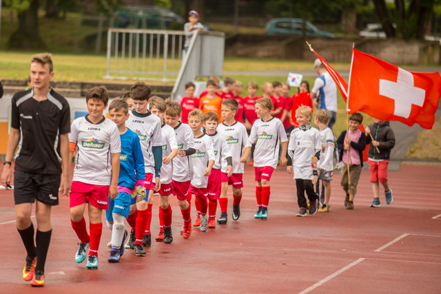 Einlauf für das Finalspiel der Gruppensieger: JSG Römerberg als Schweiz. | Foto: Roland Kohls