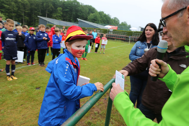 Gleich sieben Spieler hatten das gleich gute Ergebnis beim Torwandschießen. | Foto: Jens Vollmer