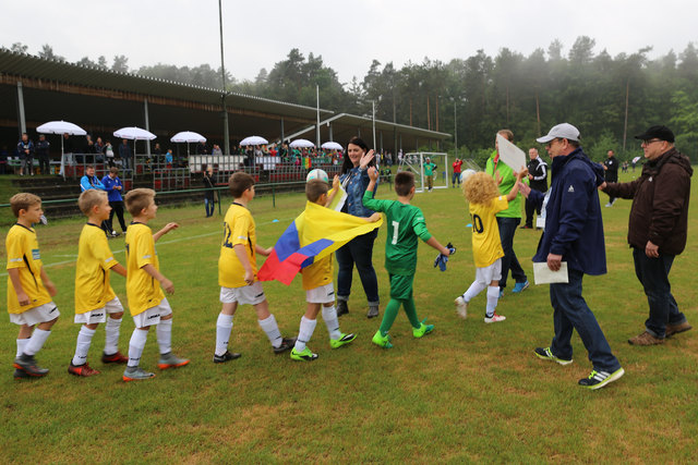Die Mannschaft von Kolumbien läuft ein, dargestellt durch den 1. FC Rheinpfalz | Foto: Jens Vollmer