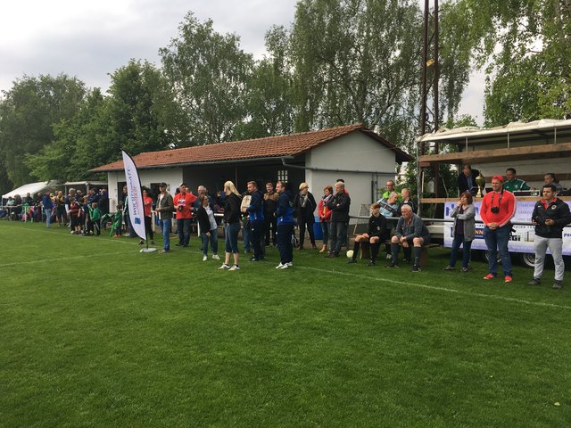 Rund 300 Fans unterstützen ihre Mannschaften.  | Foto: Ulrich Arndt