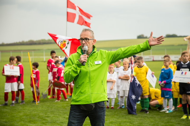 AOK-Vertreter Marc Becker wünschte Spielern wie Gästen in Stetten viel Spaß und Erfolg. | Foto: Roland Kohls