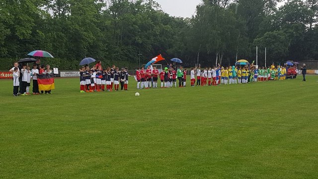 Alle Teams vor Turnierstart auf dem Rasen. Es kann losgehen! | Foto: Goe