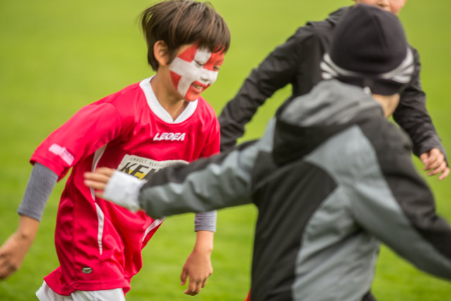 Noch beim Warmmachen - Spieler des SFC Kaiserslautern mit dänischer Flagge im Gesicht. | Foto: Roland Kohls