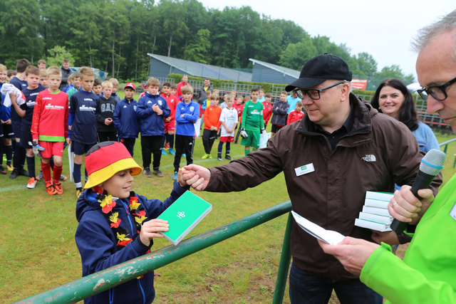 Gleich sieben Spieler hatten das gleich gute Ergebnis beim Torwandschießen. | Foto: Jens Vollmer