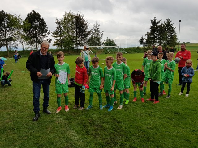 Übergabe der Urkunde an die Sieger des FV Weilerbach - Nigeria | Foto: Claudia Horn