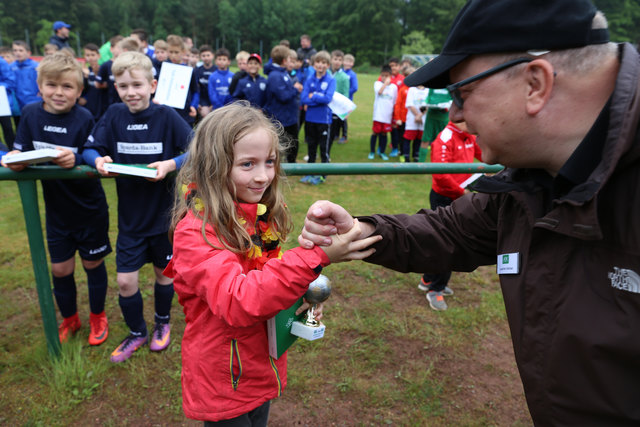 Das Los entschied, wer den Pokal gewinnt. Gleich sieben Spieler hatten das gleich gute Ergebnis beim Torwandschießen. | Foto: Jens Vollmer