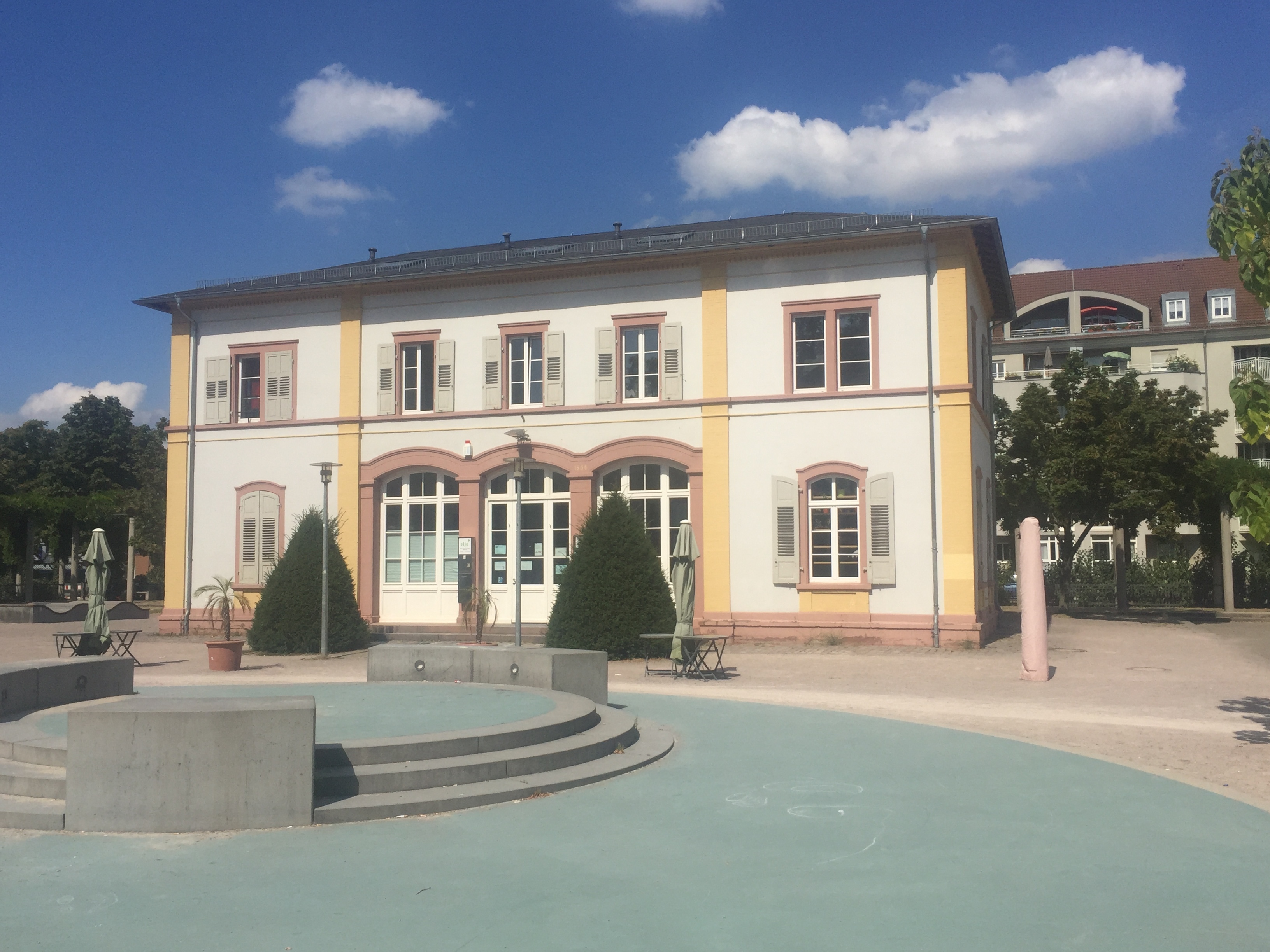 Der Alte Bahnhof von 1913 am Fliederplatz in Mühlburg, jetzt KuJ