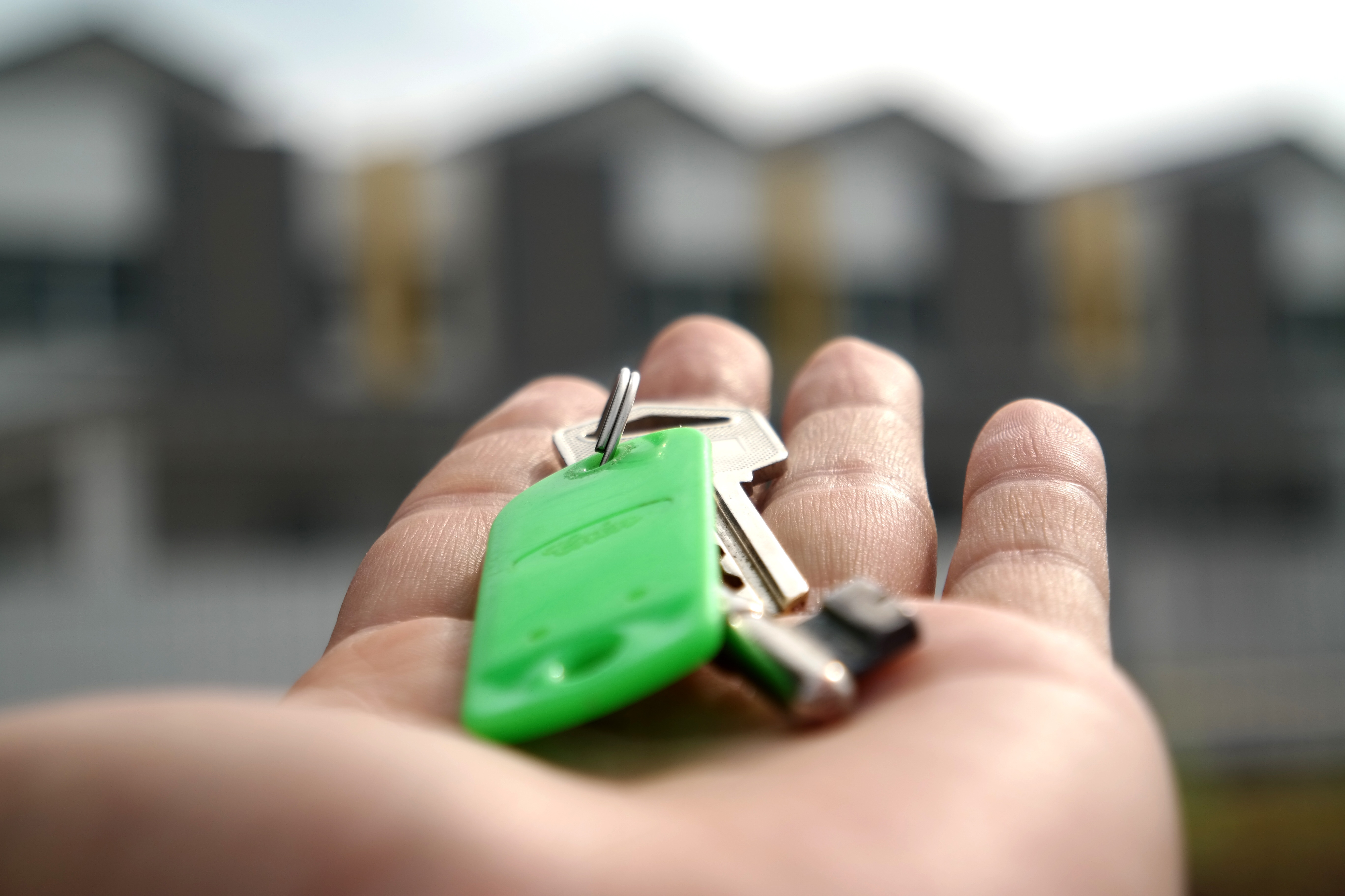 Der Wohnungsmarkt in Deutschland ist von starken Disparitäten bestimmt: Wachsenden Wohnungsmärkten, speziell in attraktiven und stark nachgefragten Städten, stehen eine Schrumpfung und Leerstände, insbesondere in strukturschwachen Gebieten, gegenüber.
