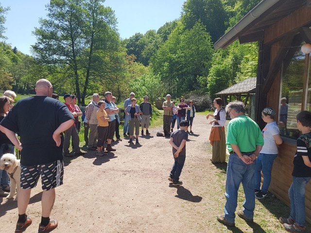 Bei der Belzmühle heißt es "Handarbeit". Mahlen wie in der Steinzeit. | Foto: Loch