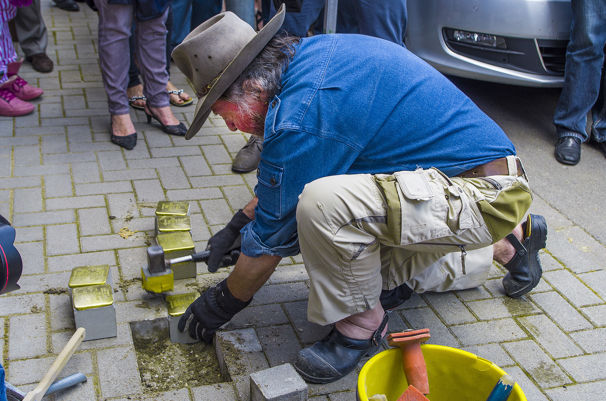 Künstler Gunter Demnig beim Verlegen der ersten Stolpersteine in Speyer.