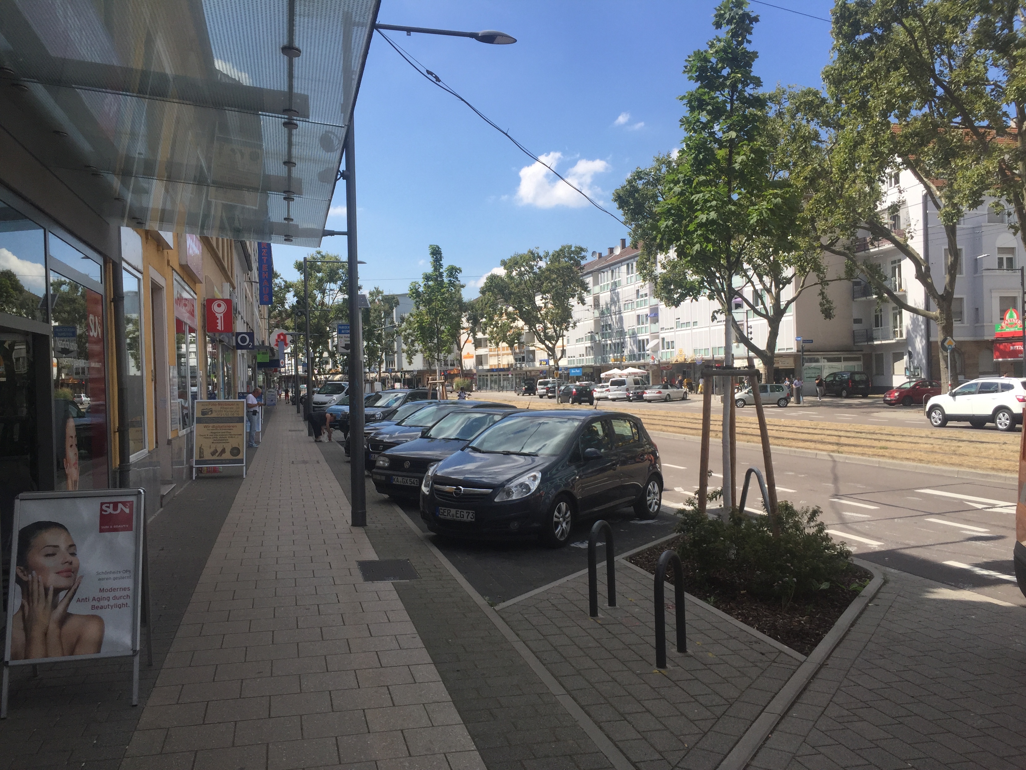 Rheinstraße nach Osten - genügend Parkplätze